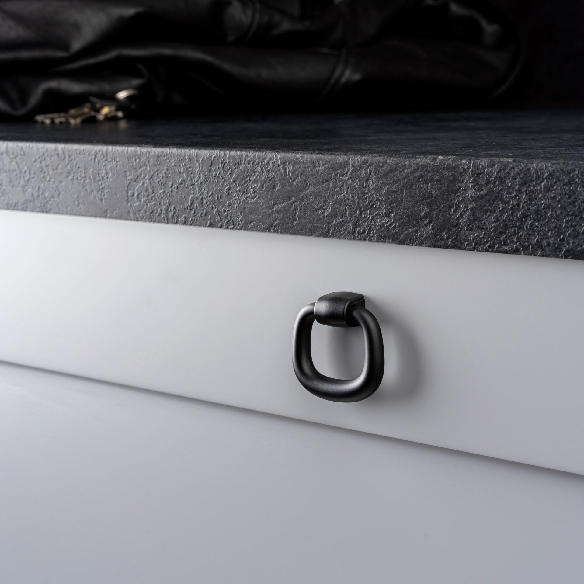 0516_PENDANT_knob_drawer_scene